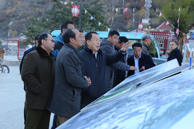 11、張學(xué)武董事長(zhǎng)考察迪慶州阿墩子古城規(guī)劃建設(shè)情況_副本.jpg