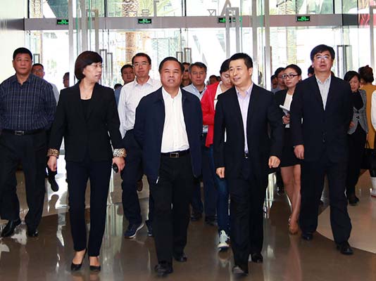 海南省委副書記、省長(zhǎng)劉賜貴蒞臨海棠灣免稅購(gòu)物中心考察
