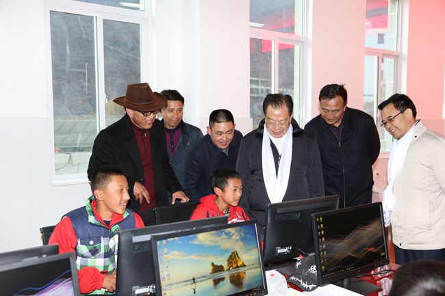 10、張學(xué)武董事長一行在集團(tuán)捐助的德欽縣“希望之星”電腦室考察，并饒有興致地教授學(xué)生使用搜索引擎_副本.jpg